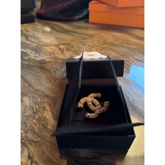 2025 Chanel Broach - Interlocking Cs - Picture 4 of 7